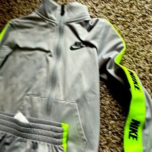 Grey kids outfit Nike brand 3 to 4